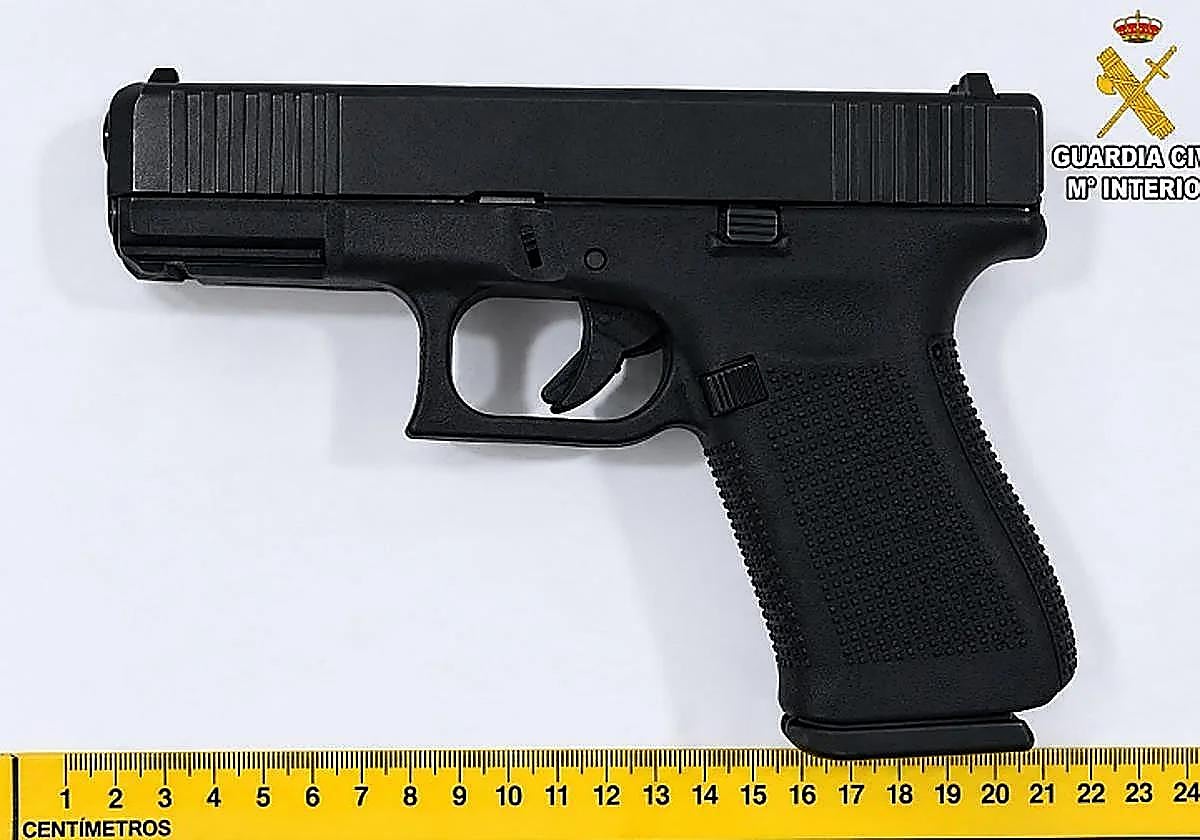 Los agentes intervinieron en el lugar una pistola Glock de 9 milímetros parabellum con la que se realizaron los disparos.