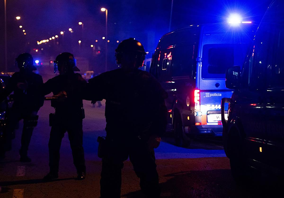 Barricadas, disturbios y cargas policiales en el centro de Barcelona durante una protesta juvenil