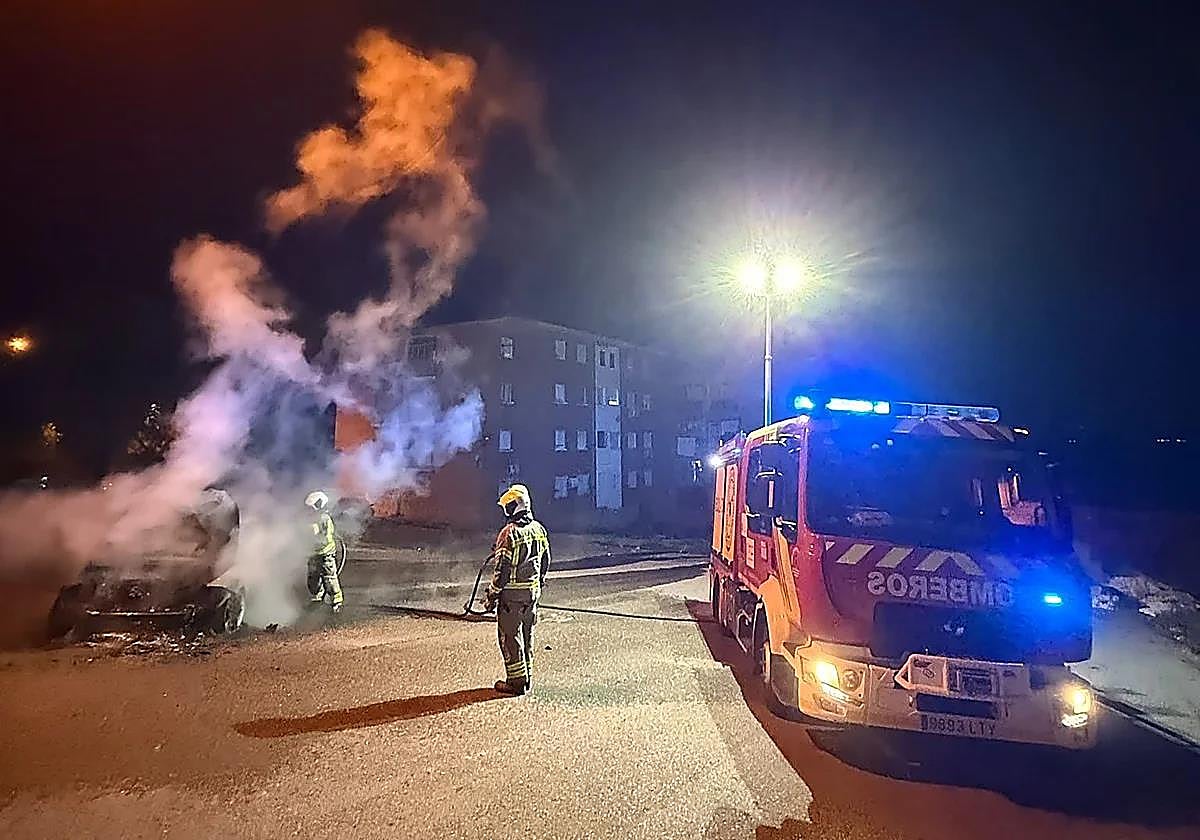 Apuñalan a dos hermanos, disparan a casas y queman un coche en Granada
