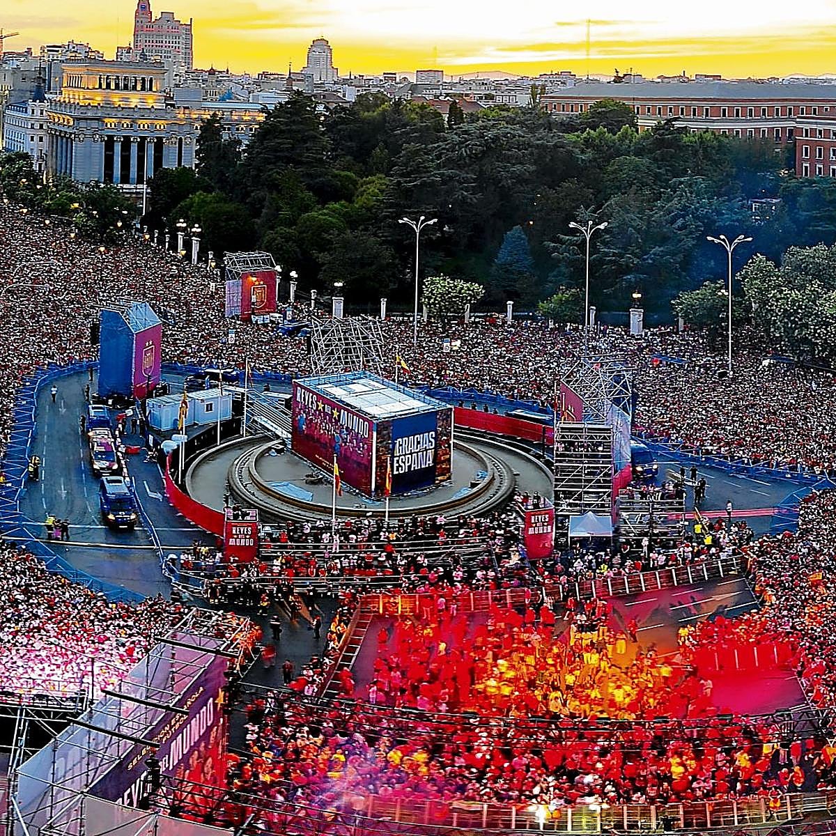 Cientos de aficionados españoles abarrotan la plaza de Cibeles mientras esperan la llegada de la selección española tras proclamarse campeones del mundo al derrotar en la final a Argentina.