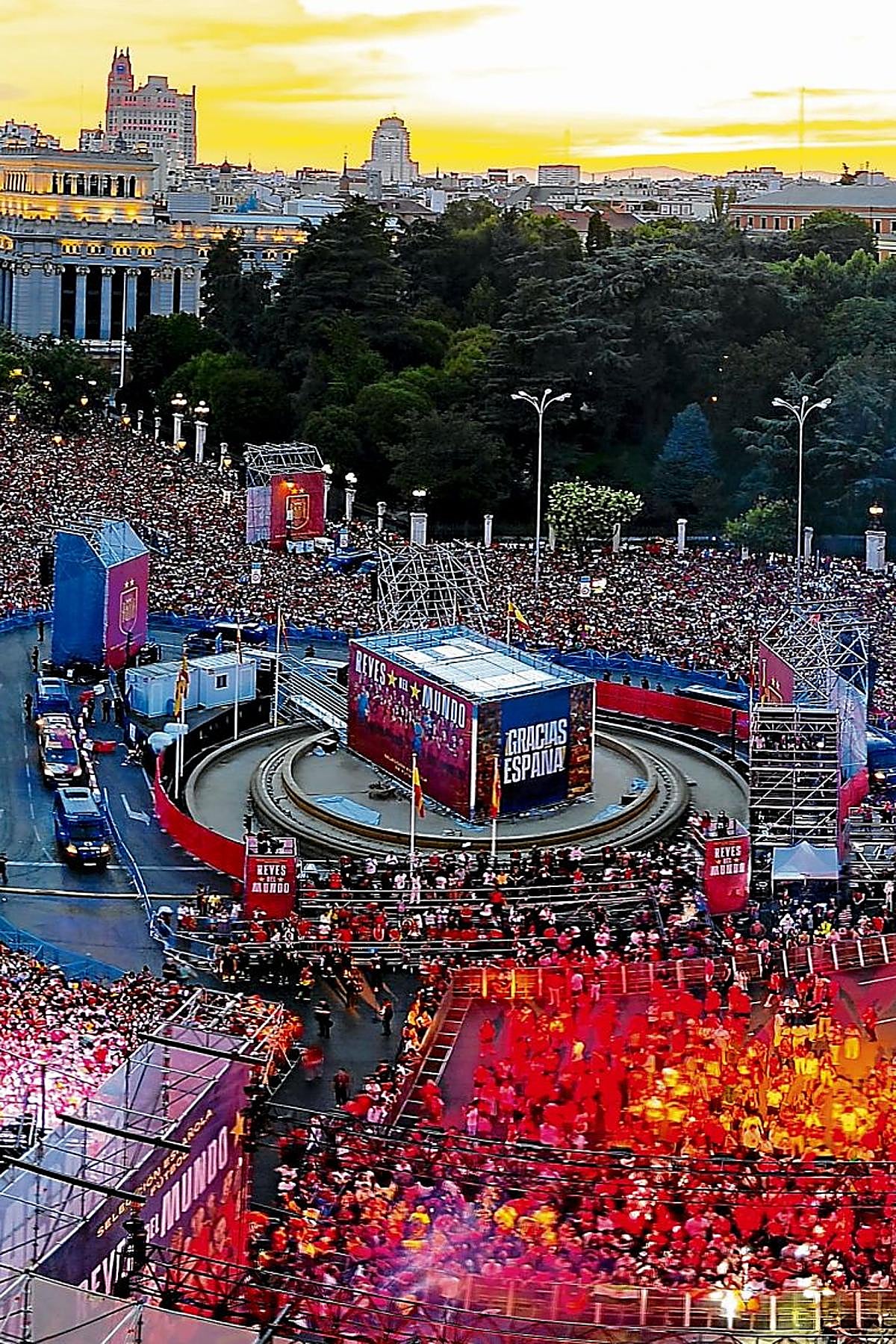 Cientos de aficionados españoles abarrotan la plaza de Cibeles mientras esperan la llegada de la selección española tras proclamarse campeones del mundo al derrotar en la final a Argentina.