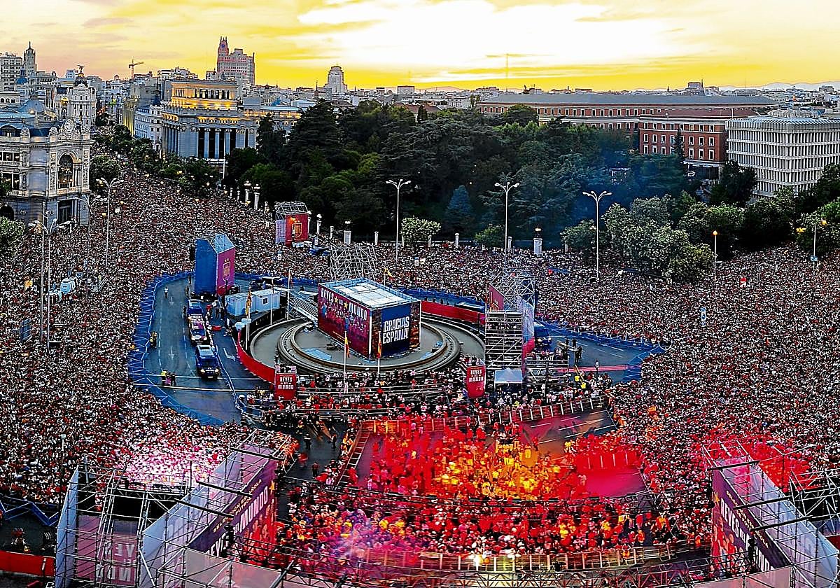 Cientos de aficionados españoles abarrotan la plaza de Cibeles mientras esperan la llegada de la selección española tras proclamarse campeones del mundo al derrotar en la final a Argentina.