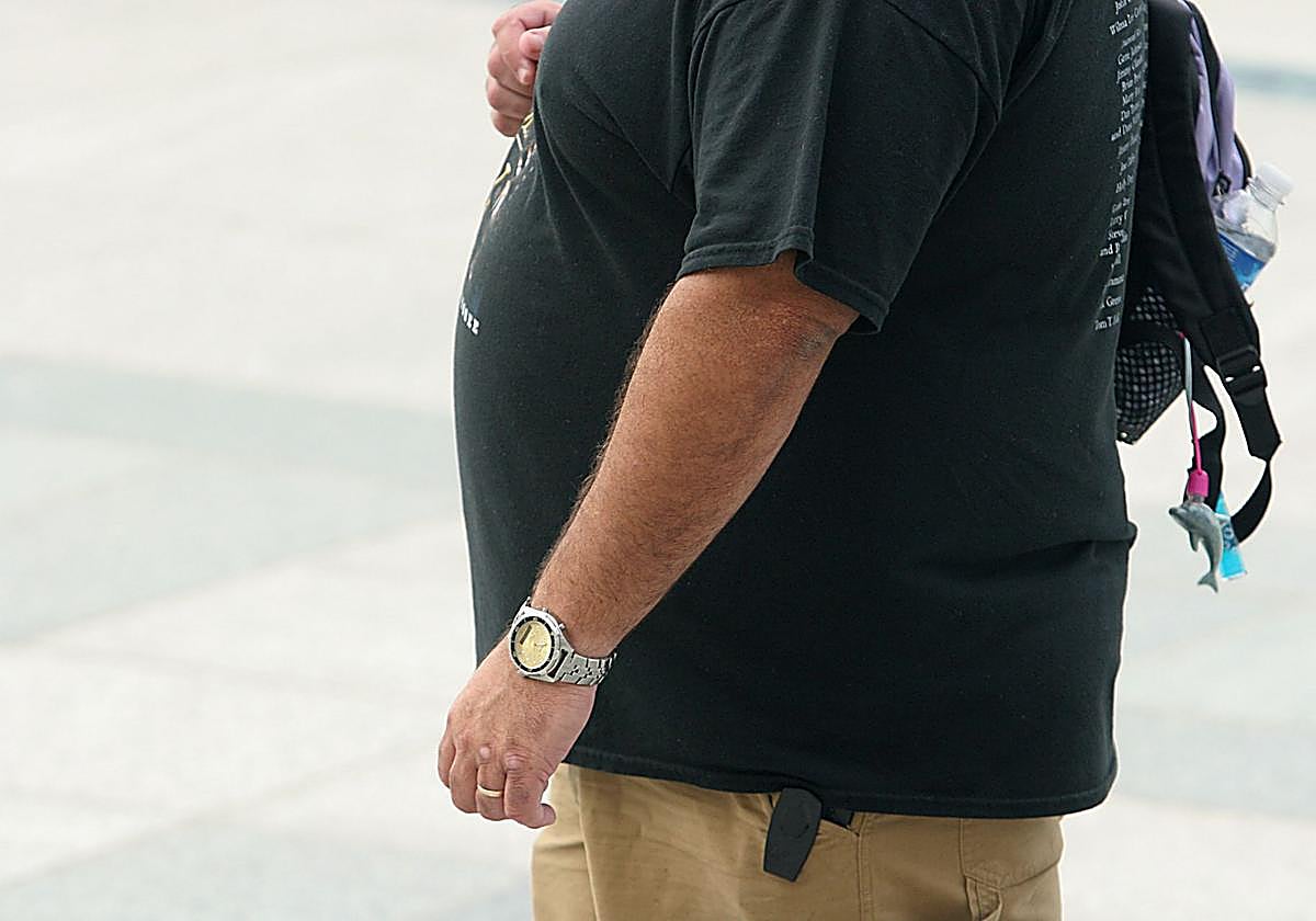 Un hombre con barriga