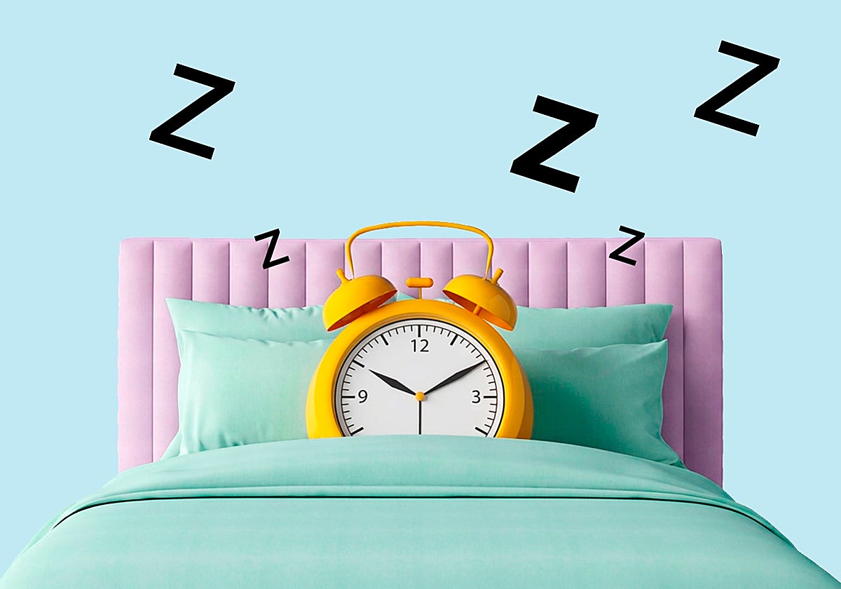 Sudaderas en la cabeza, cinta adhesiva en la boca... los trucos virales para dormir, ¿funcionan?