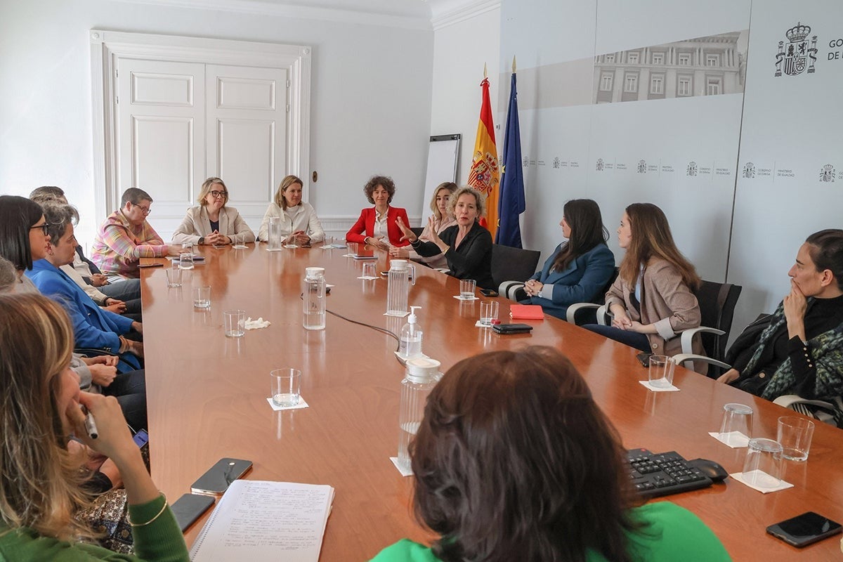 Con motivo del Día de la Visibilidad Lésbica, mesa de trabajo de la asociación en el Ministerio de Igualdad.