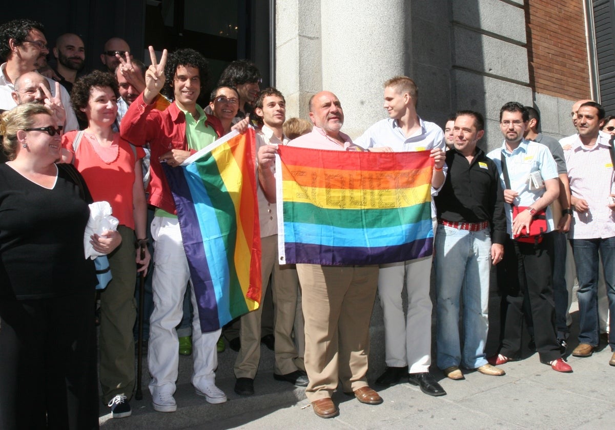 Pedro Zerolo celebra con otros militantes la aprobación del matrimonio igualitario, en 2005. Inma Mesa