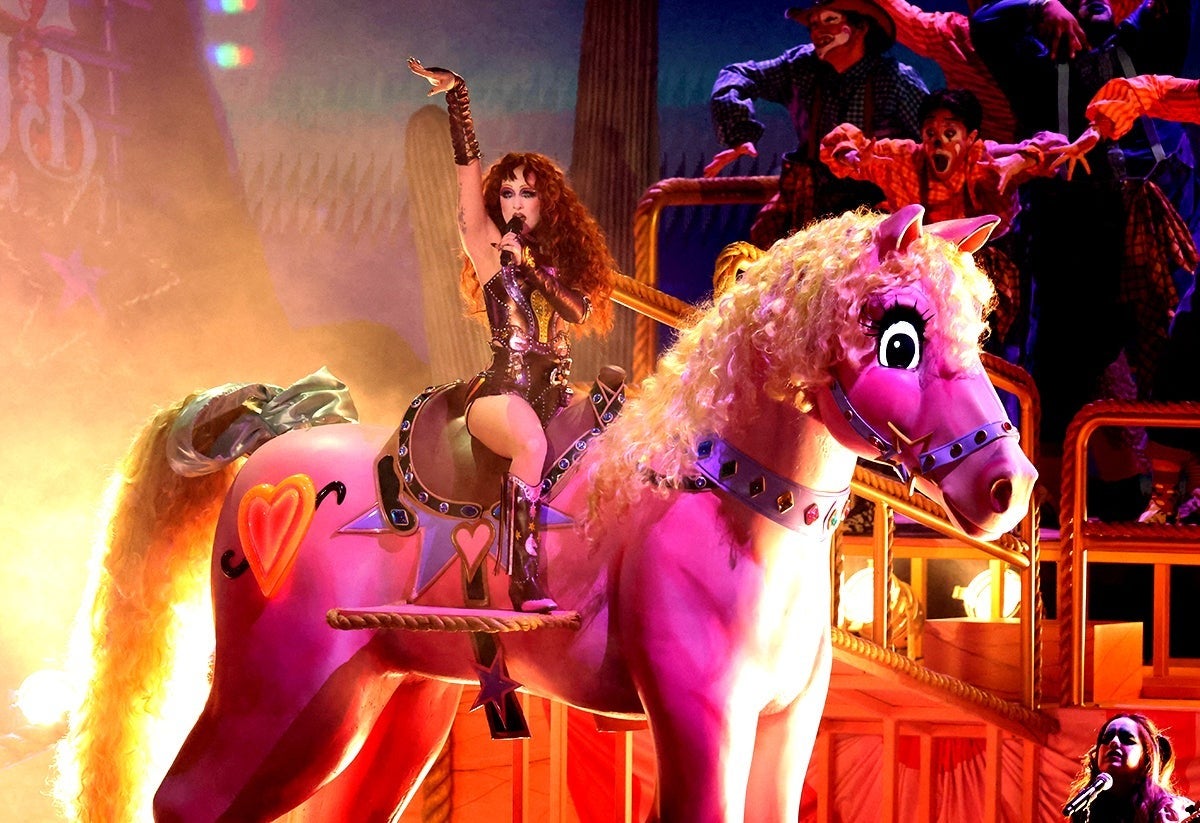 Chappell Roan montó su propio 'Pink Pony Club' con un equino gigante rosa en el escenario de los premios, donde se llevó el galardón a mejor artista revelación. Reuters