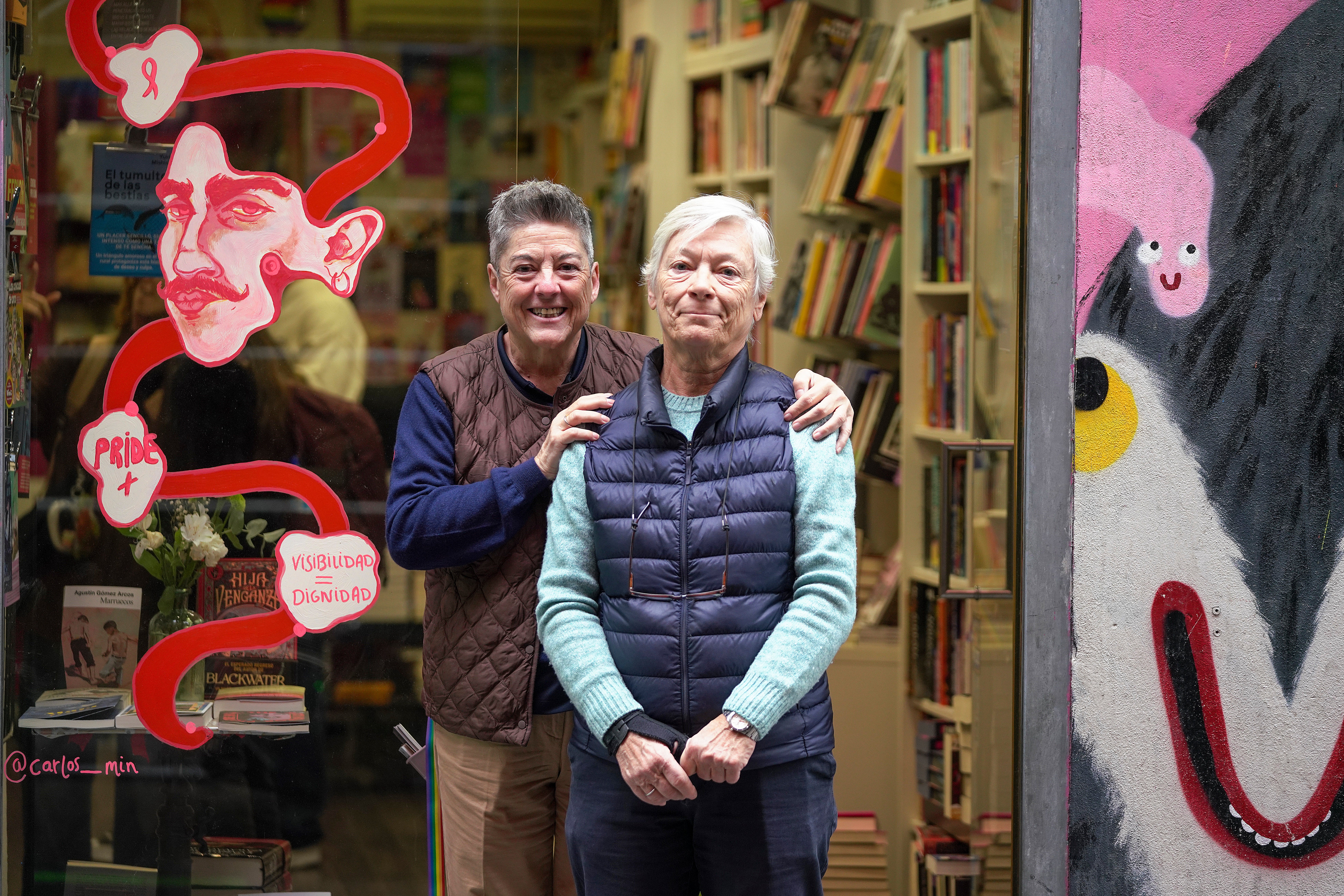 Mili Hernández y Mar de Griñó, dueñas de la librería Berkana, primera librería especializada en temática LGTB fundada en España. Madrid. Virginia Carrasco/Colpisa