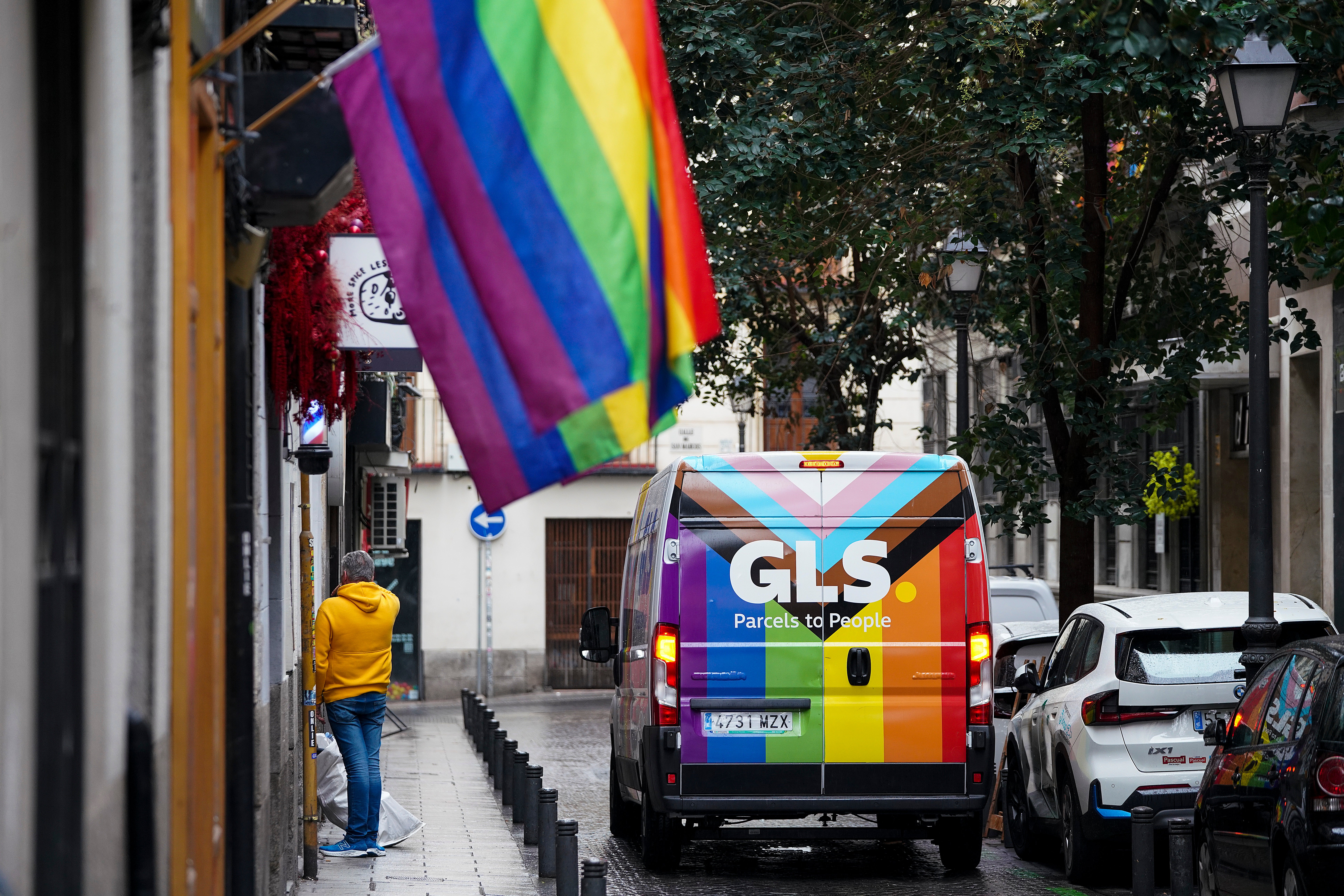 Algunas marcas customizan su identidad con la bandera LGTBI para celebrar el Pride. Virginia Carrasco/Colpisa