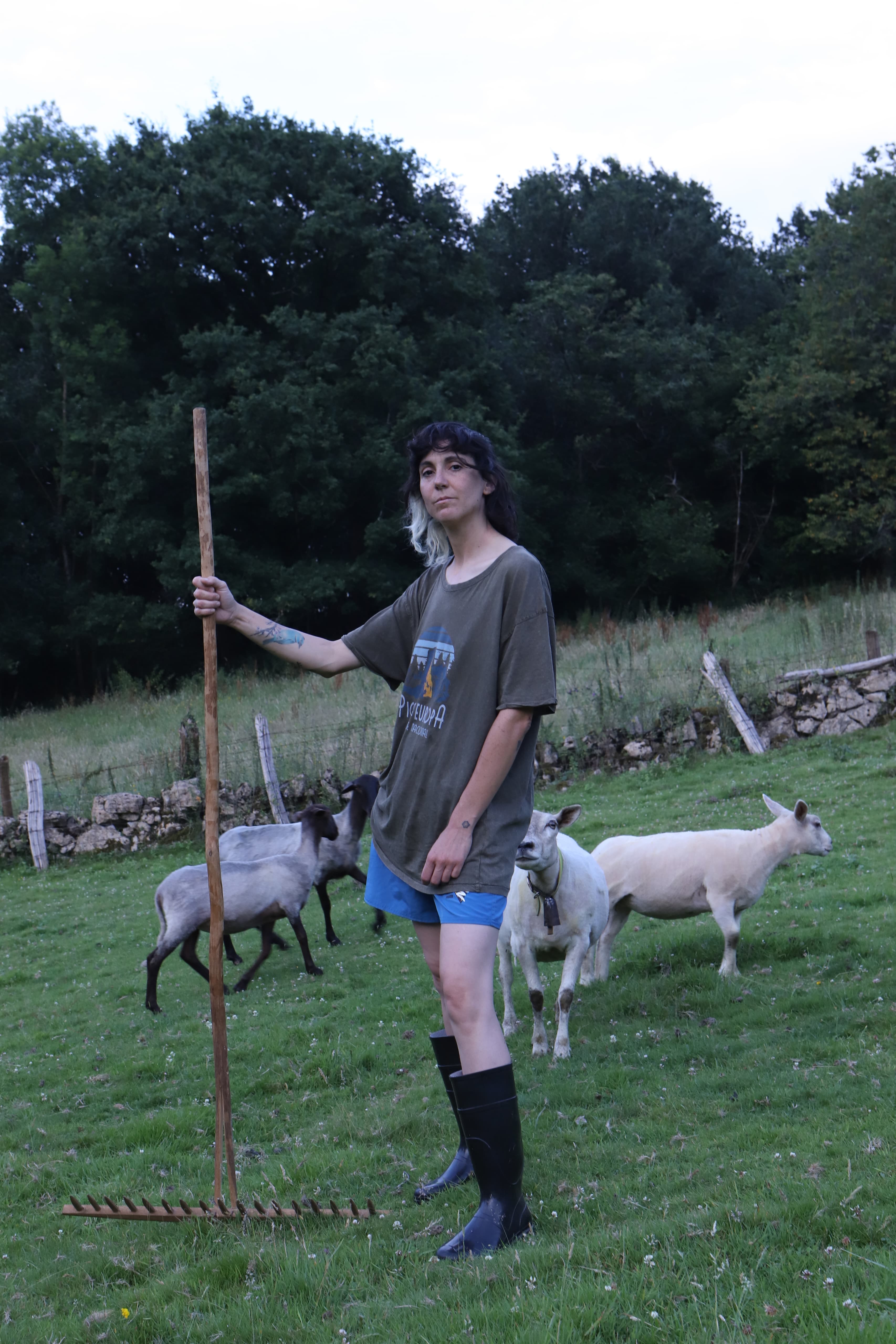 Paloma Peñarrubia ahora vive en Asturias, rodeada de animales y naturaleza. Vive con sus ovejas, se da larguísimos paseos con su perro, cuida su huerto, sus manzanos y sus nogales. Ernesto Artillo