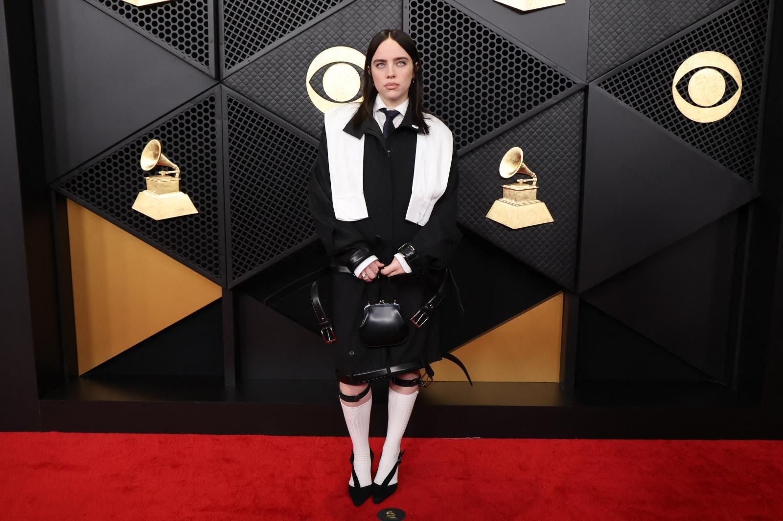 Billie Eilish posa en la alfombra roja, antes de la gala. Reuters