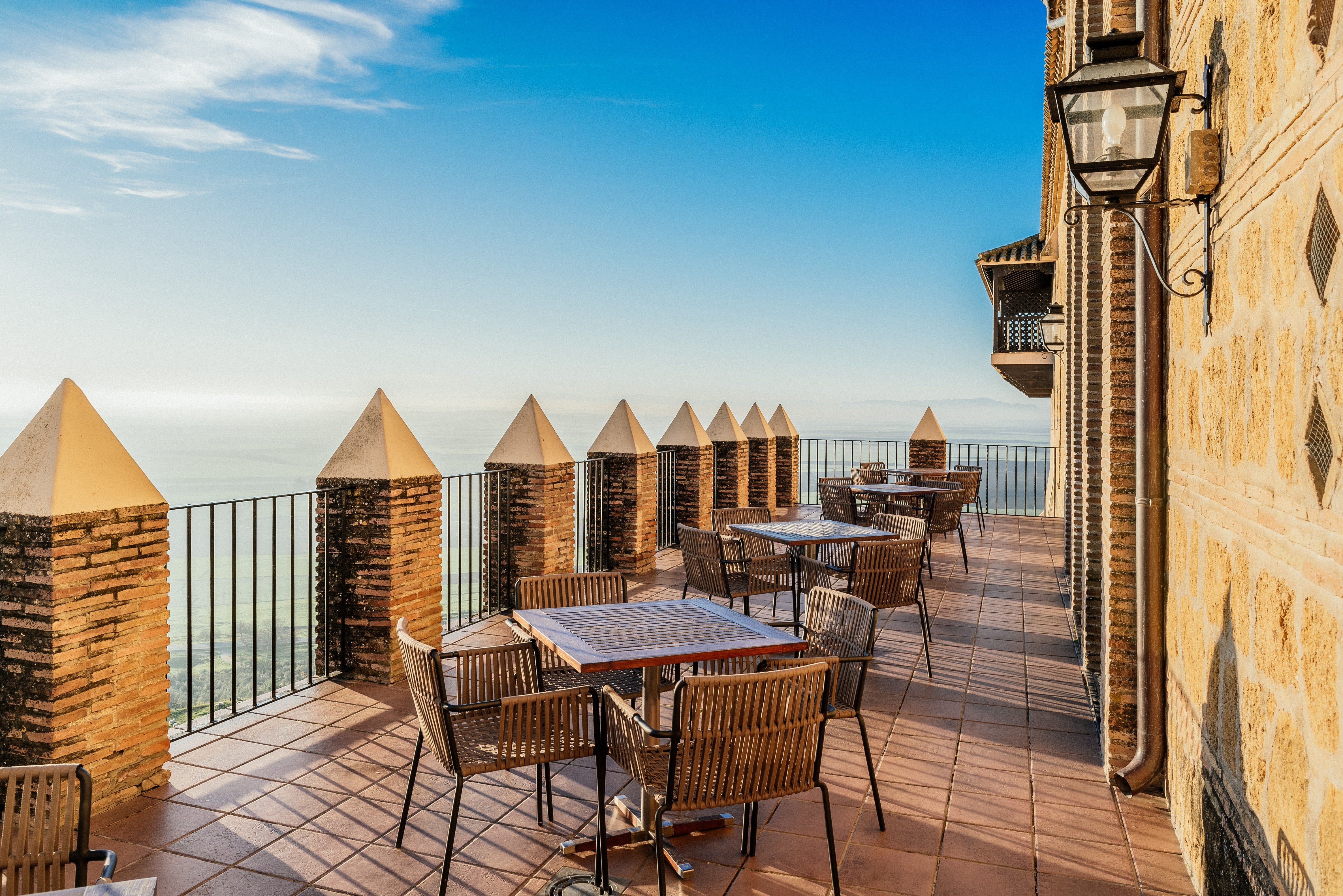 La terraza del Parador de Carmona es de esas donde te sientas un momento y se os va la tarde sin daros cuenta.
