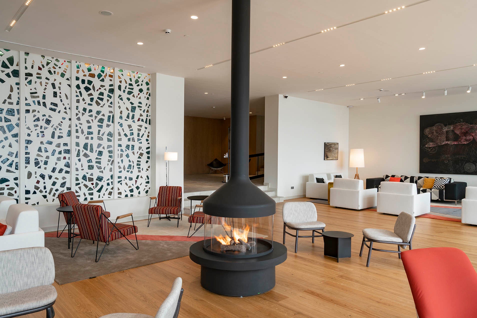 El salón del Parador de Aiguablava: chimenea encendida, arte contemporáneo y vistas a la cala. Básicamente, un complot para no salir de este lugar.
