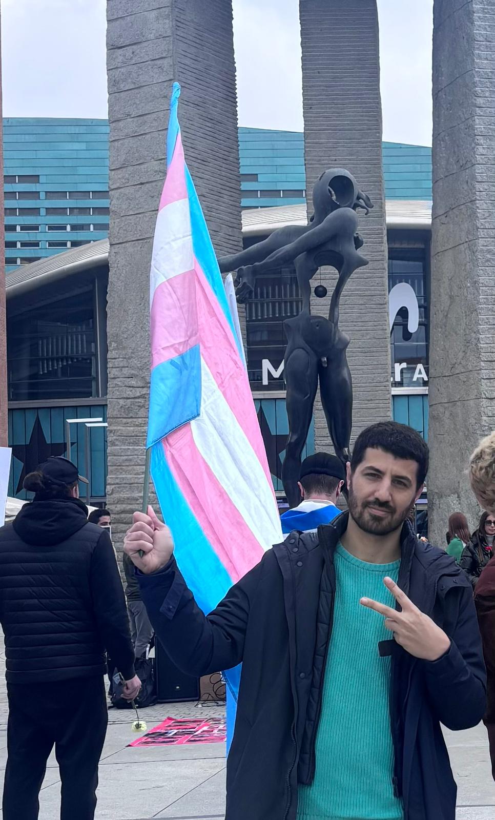 Ramtin Zigorat, refugiado homosexual condenado a muerte en Irán: «Nos obligaban a mirar por una ventana al patio donde ejecutaban a personas»