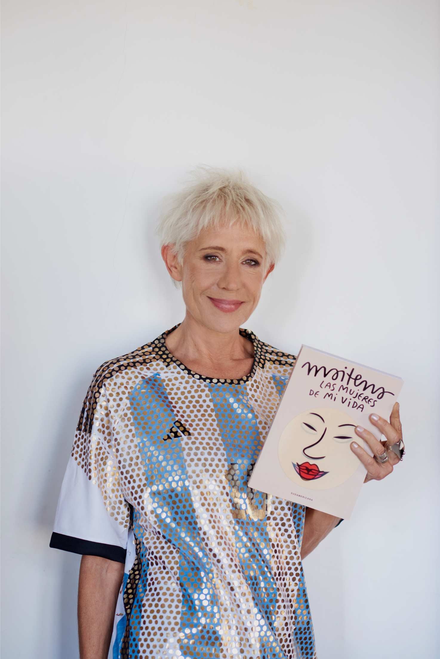 Maitena posa junto a su libro ‘Las mujeres de mi vida’, con el que regresa a España.