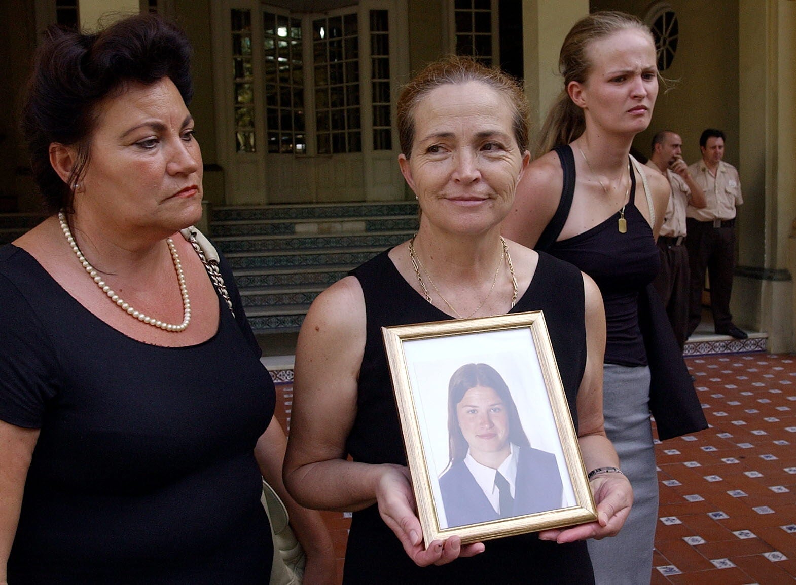 Alicia Hornos (C), madre de Rocío, junto a su hermana Josefina y su otra hija. Fernando González