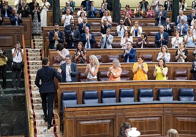 El presidente del Gobierno, Pedro Sánchez, saluda al portavoz socialista en el Congreso, Patxi López, durante la sesión plenaria de este jueves