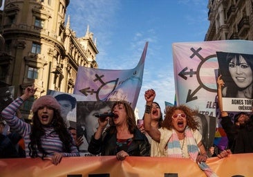 Una manifestación con la activista trans Mar Cambrollé al frente.