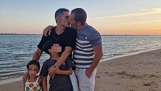 Un concejal sevillano denuncia comentarios homófobos tras publicar una foto con su familia