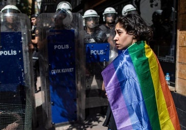 Turquía lanza una ofensiva contra el colectivo LGTBI: detenciones, registros y cuentas bloqueadas