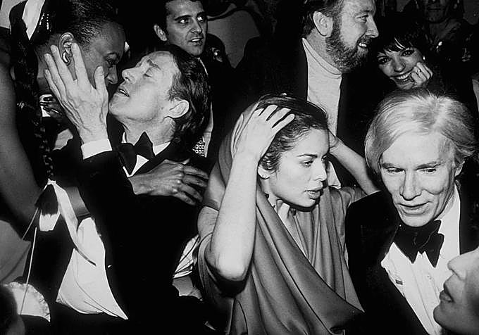 Roy Halston, la fotógrafa Blanca Jagger, Jack Haley Jr. y su esposa Liza Minnelli y el artista Andy Warhol en la discoteca Studio 54.