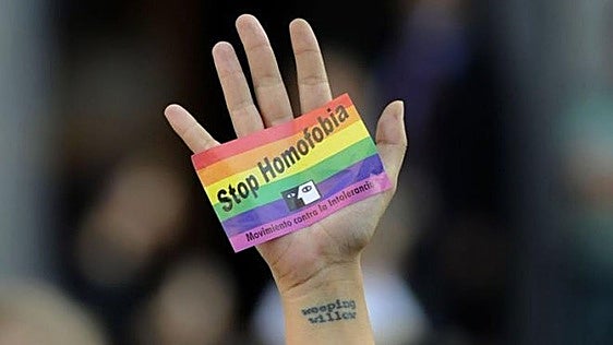 Casi la mitad de los jóvenes LGTBI+ ha tenido pensamientos suicidas antes de los 18 años
