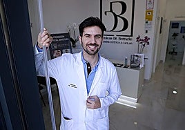 Andrés Bernete, en su clínica de Torremolinos.