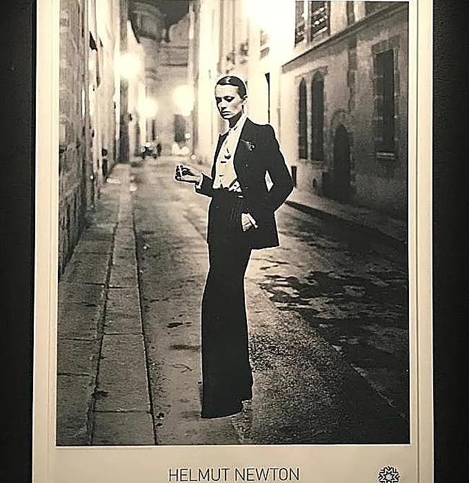 La fotografía realizada por Helmut Newton en París en 1975 ayudó a fijar la imagen poderosa y andrógina de Le Smoking.