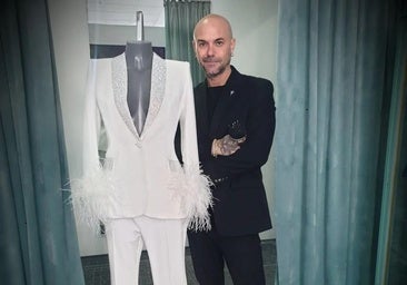 Sergi Regal, junto a uno de sus diseños.