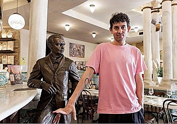 Alberto Cortés, junto a la estatua de Lorca del Café de Chinitas.