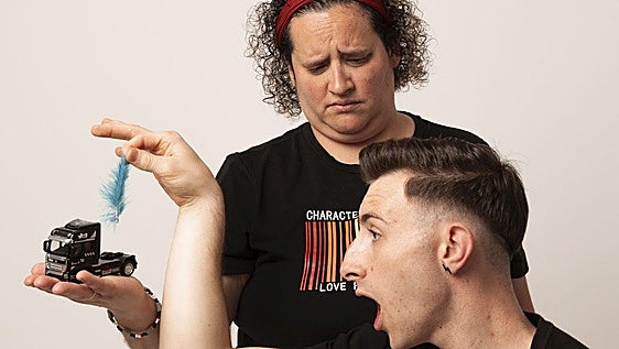 'Pluma y camión', el espectáculo que lleva las experiencias LGTBI al humor