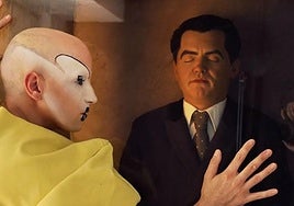 La Sorny, junto a una escultura hiperrealista de Federico García Lorca realizada por Eugenio Merino.