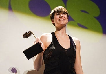 Sara Navarro recoge el galardón que recibió como fotógrafa en los Premios Pop-Eye de la Música en 2010.