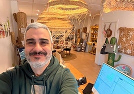 Emannuel Lafont en su tienda.