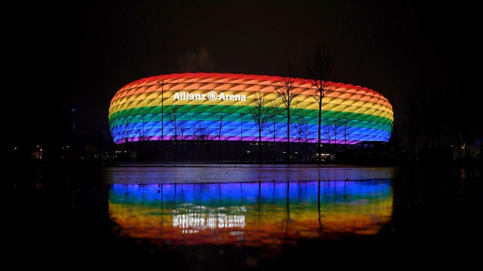 El Allianz Arena se ilumina con los colores de la bandera arcoiris en el verano de 2021.