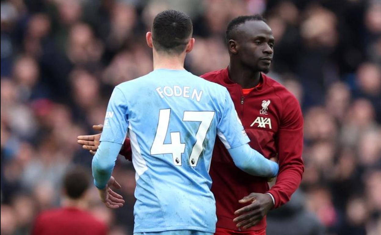 Phil Foden y Sadio Mané se saludan al término del partido. 