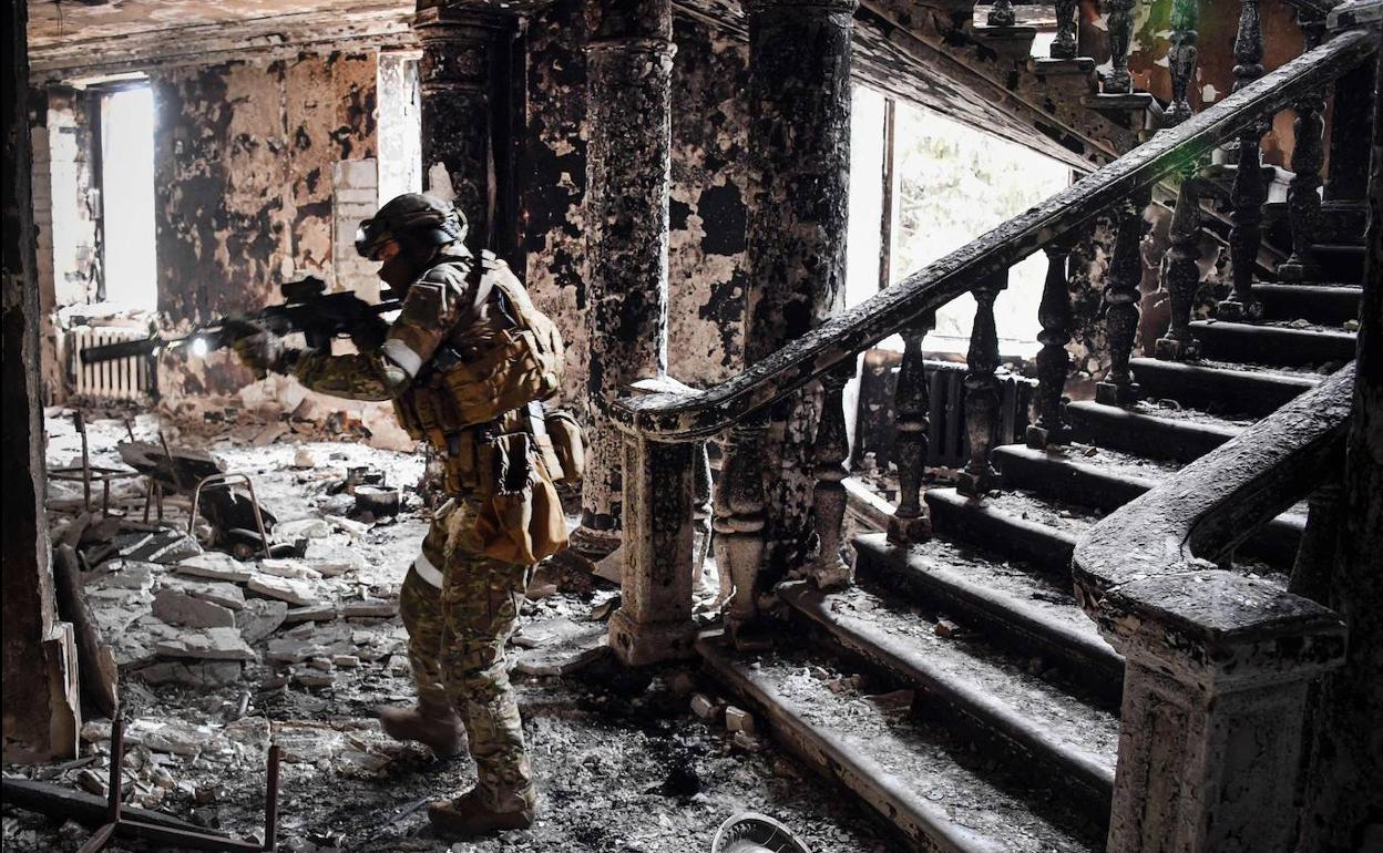 Un soldado ruso camina entre los escombros del teatro derribado en Mariúpol, donde el Ejército del Kremlin sigue atacando.