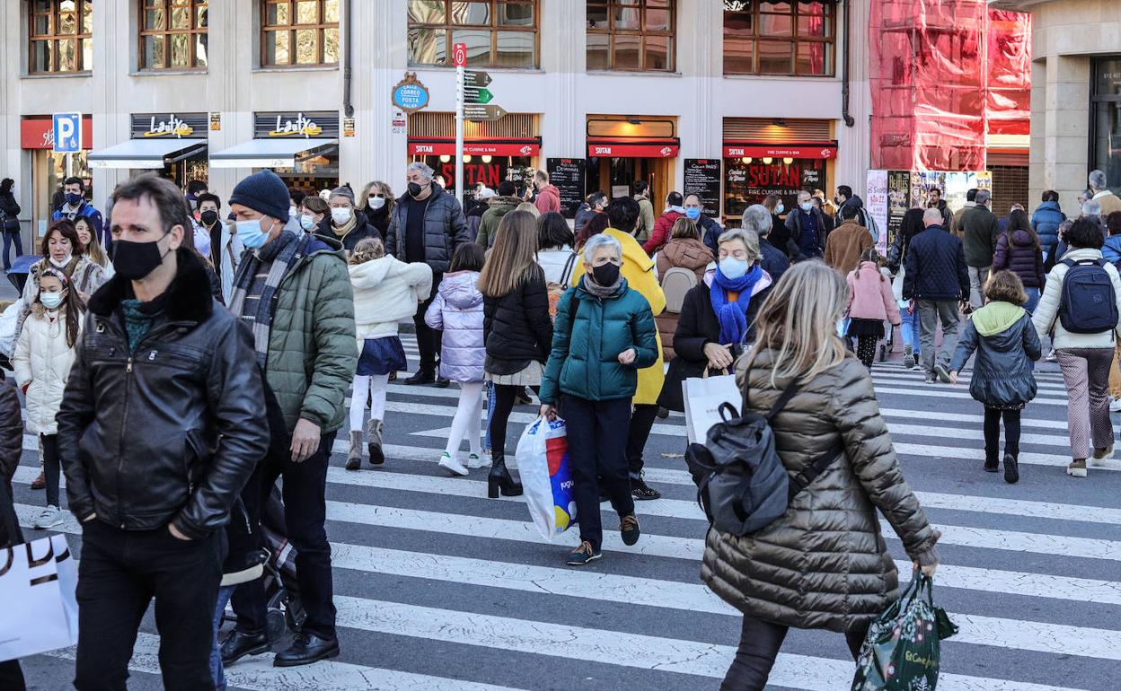 Ciudadanos de compras por las calles de Bilbao.