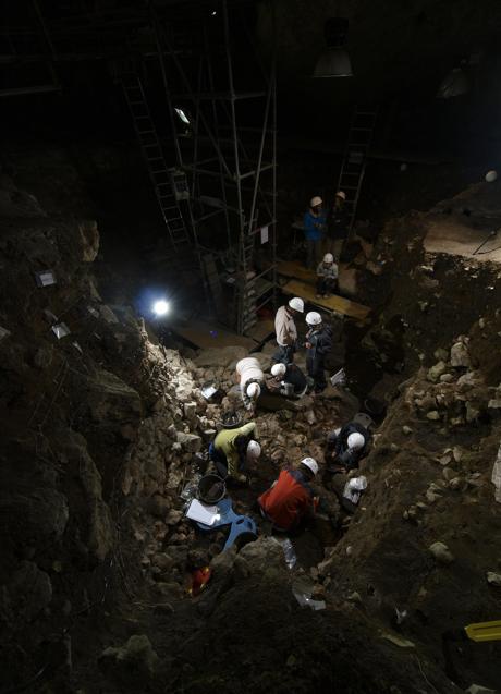 Imagen - El Portalón de Cueva Mayor durante su excavación. Javier Trueba, Madrid Scientific Films.