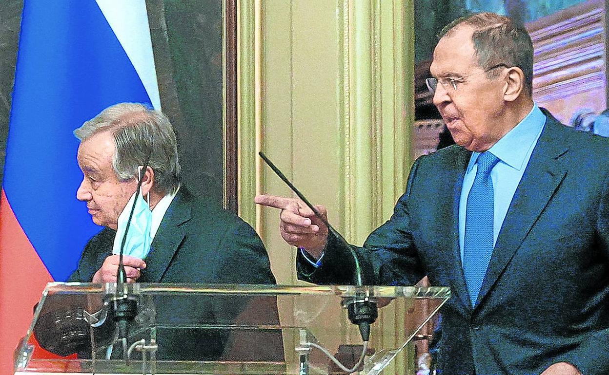 El secretario general de la ONU, António Guterres, junto al ministro de Exteriores ruso, Serguéi Lavrov, durante su visita a Moscú.