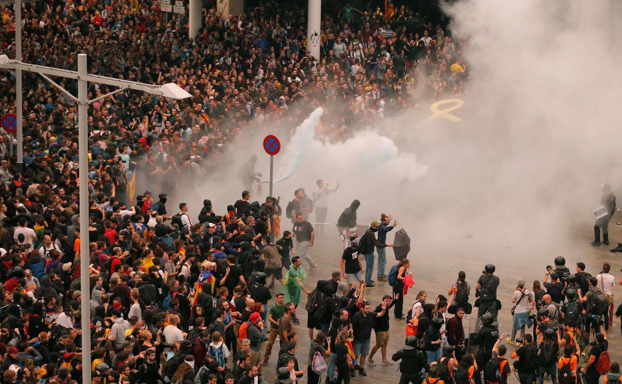 Manifestantes intentan paralizar el aeropuerto de El Prat en Barcelona el 14 de octubre de 2019.