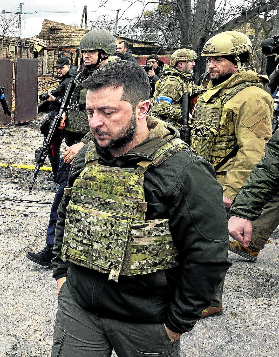 Volodimir Zelenski, rodeado de militares, durante su visita a Bucha a principios de abril.