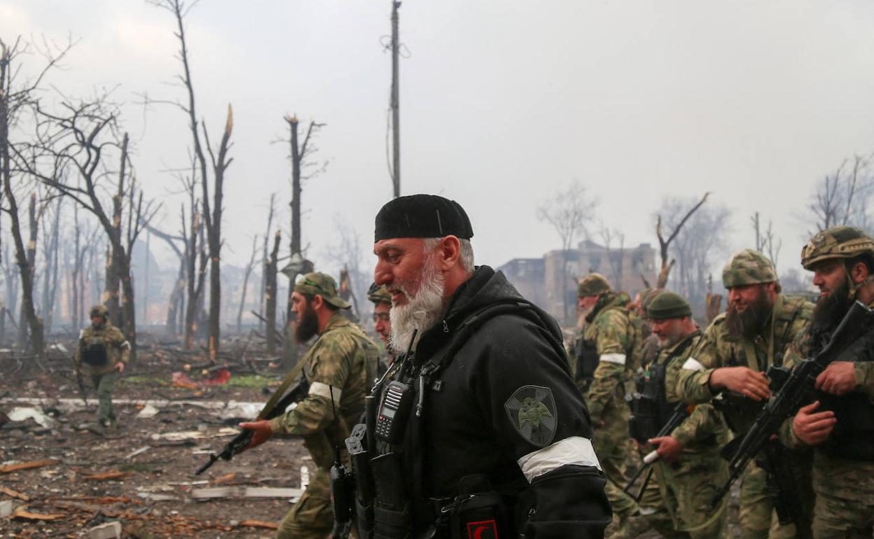 Combatientes de la unidad de fuerzas especiales chechenas, dirigidas por Adam Delimkhanov, se aproximan a la acería Azovstal, en Mariúpol.