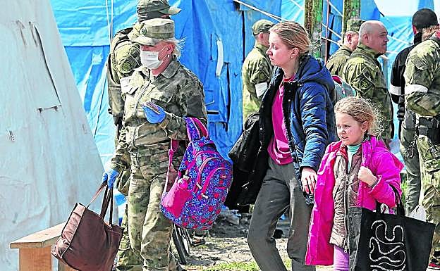 La ONU confirma la evacuación de cerca de 200 civiles de la acería de Mariúpol