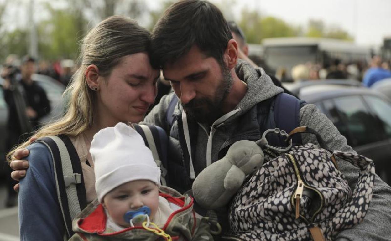 Los primeros evacuados de la acería de Mariúpol llegan a Zaporiyia.