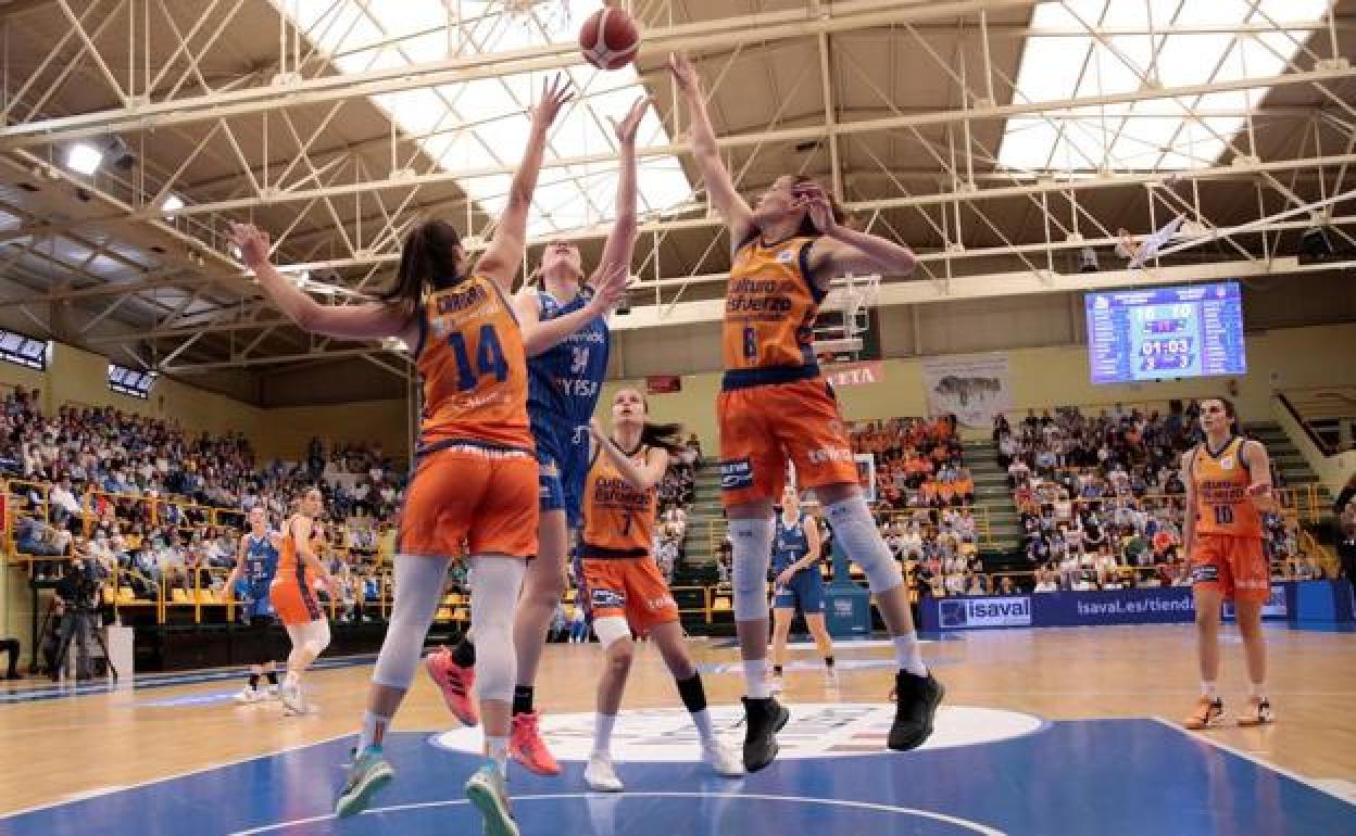 Fasoula realIza un lanzamiento rodeada de jugadoras del Valencia Basket.