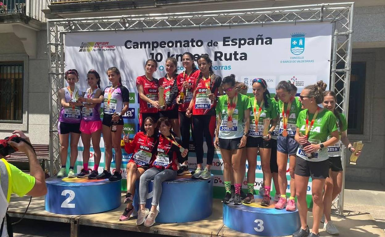 Podio del Nacional con Gema Martín con las compañeras del Bilbao Atletismo y Ester Rodríguez con La Blanca. 