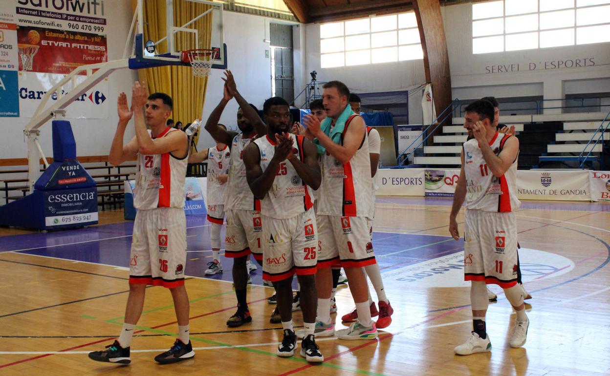 Los jugadores del Usal La Antigua celebran la victoria en Gandía. 