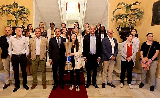Imagen principal - El CB Avenida celebra con la afición su octava Liga Femenina