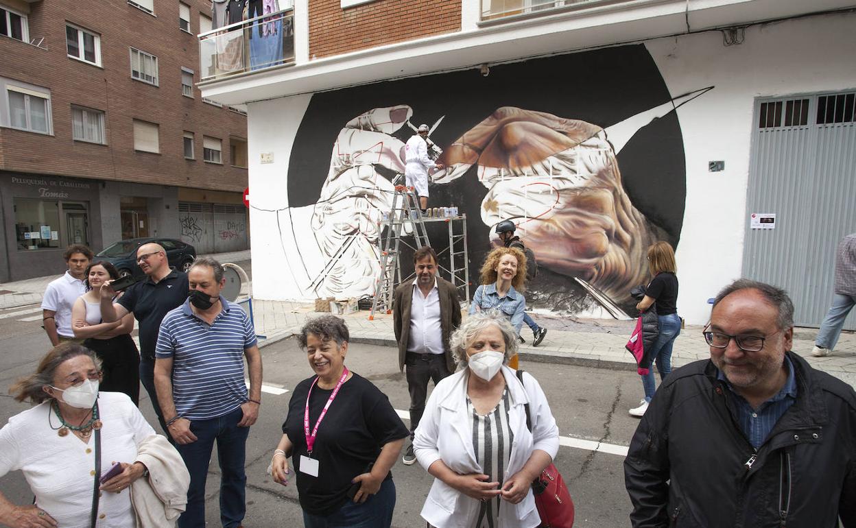Representantes institucionales, durante la visita guiada a la galería urbana.